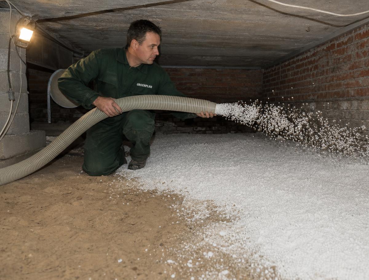 Kruipruimte met een laag isolatieparels op de bodem onder een Nederlandse woning