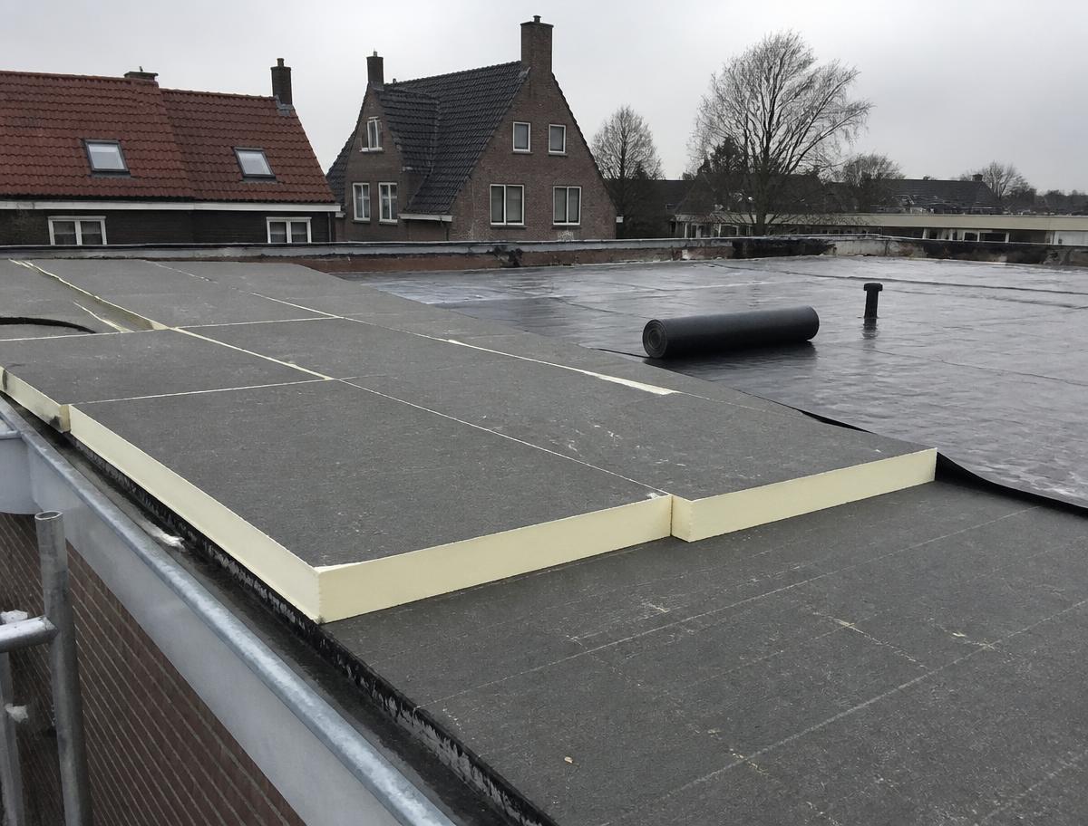 Luchtdichte afwerking met tape langs de dampremmende folie op zolder