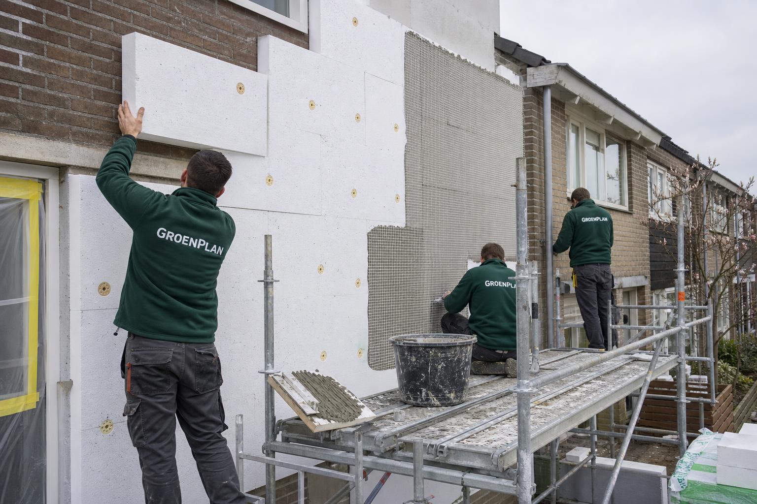 Monteurs brengen isolatieplaten aan op de buitengevel van een woning