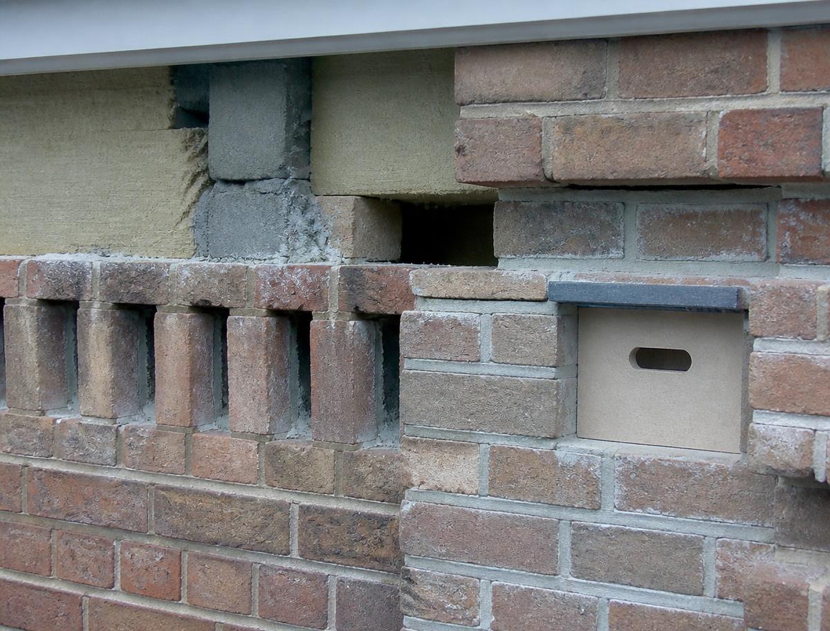 Vleermuiskast wordt in de gevel van een woning ingemetseld tijdens isolatiewerk