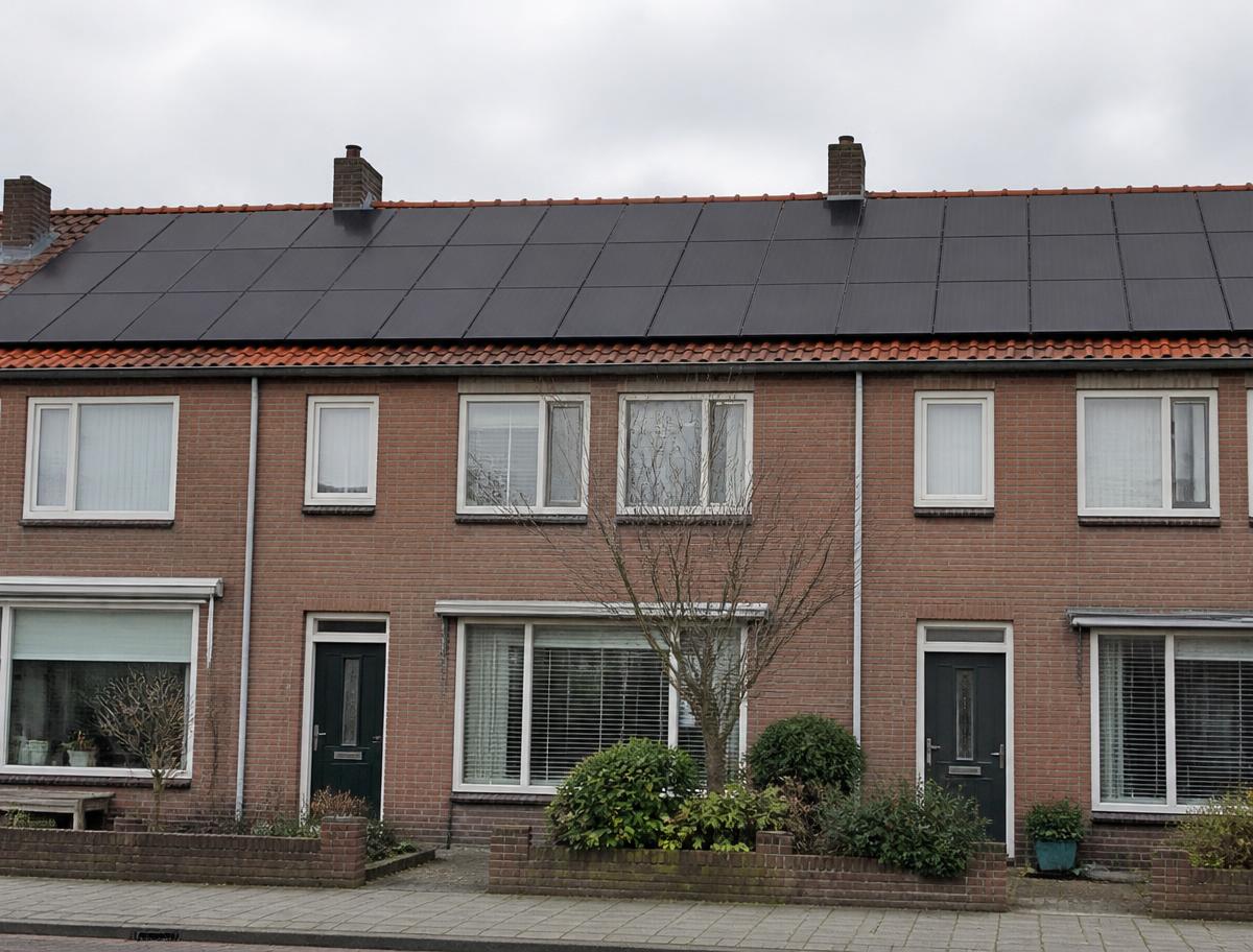 Omvormer en bekabeling netjes gemonteerd in de technische ruimte